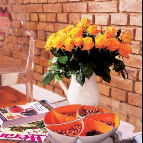 Kwiaty znakomicie komponują się z ceglaną ścianą.