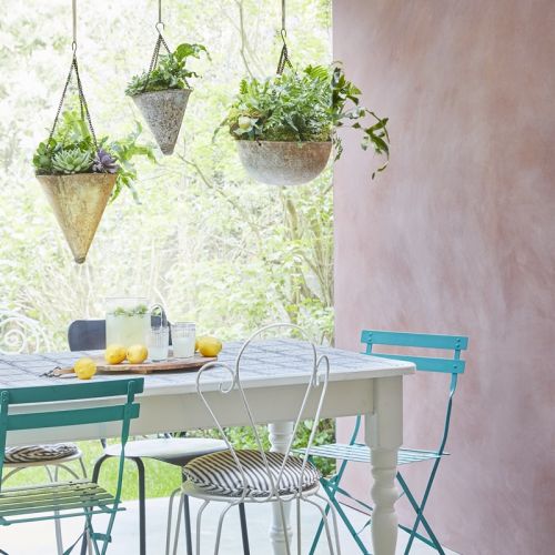 meble i kwietniki na balkon