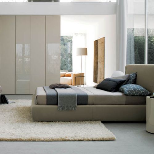 Lakierowana szafa Breccia i tapicerowane łóżko Plis firmy Sangiacomo. INTERSTYLE