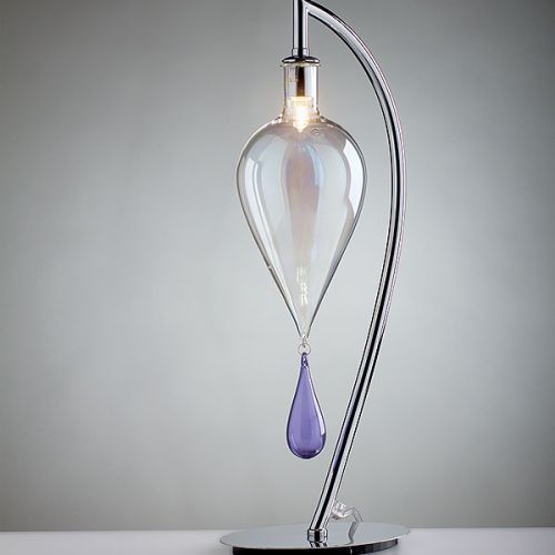 Lampa na biurko GOCCIA T ma delikatny i szlachetny kształt podwójnej kropli.