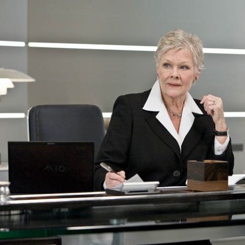 Lampa PH na biurku M - szefowej Bonda - w Quantum of Solace .