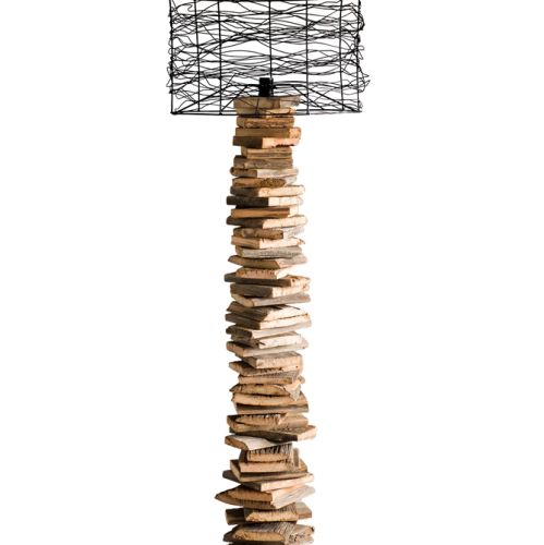 lampa z metalu i starego drewna