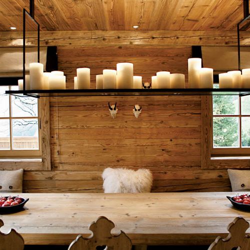 Lampa wisząca Altar - projekt Kevin Reilly. Tych świece nie kapią i nie trzeba ich wymieniać, bo się nie spalają.