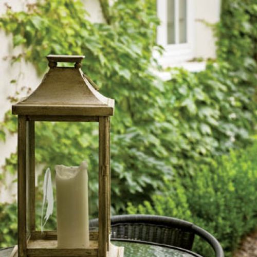 Lampion na ogrodowym stoliku. Podmiejski dom zmienia życie