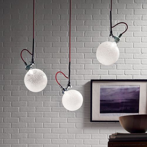 Lampy klasyczne kule na kolorowych kablach.