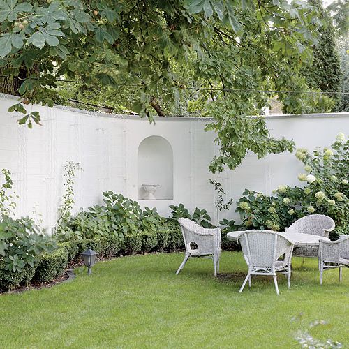 Latem życie towarzyskie przenosi się na taras i do ogrodu.