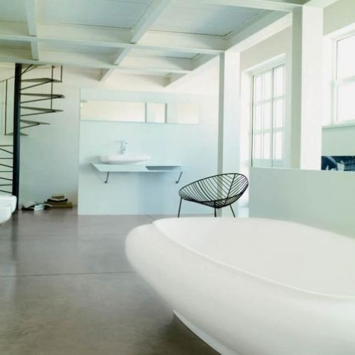 Łazienka Fluid firmy Disegno Ceramica. Nowością jest jedyna na świecie wanna z ceramiki. Kosztuje ok. 105 0 zł. CORAM