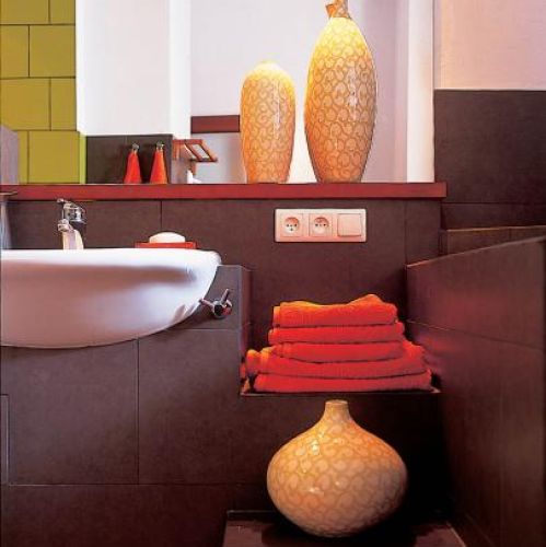 Łazienka jest nowoczesna i elegancka.