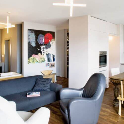 Łazienka otwarta na salon wzbudzała przez jakiś czas sensację. Wanna podczas imprez stawała się kanapą,