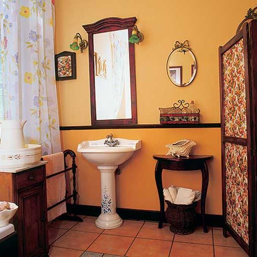 Łazienka ozdobiona motywami roślinnymi.