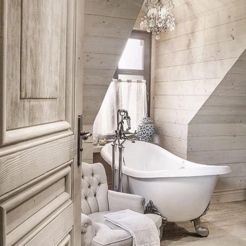 Łazienka w drewnie z wanną w stylu francuskim