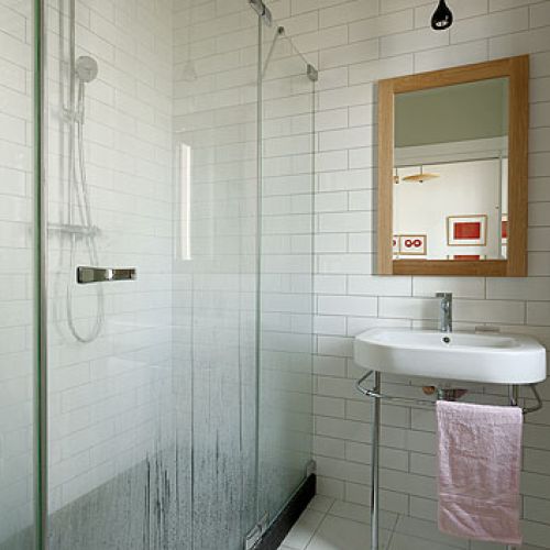 Łazienka w kolorach, które dominują w całym mieszkaniu. Brązy i szarości, ale rozbielone.