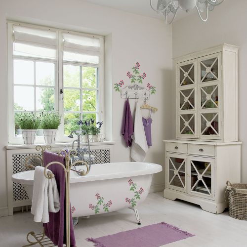 Łazienka w stylu cottage. Malinki uczynią wnętrze bardziej swojskim.