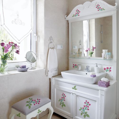 Łazienka w stylu cottage. Malinki uczynią wnętrze bardziej swojskim.