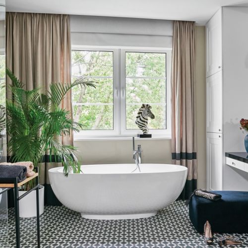 biała łazienka w stylu hampton