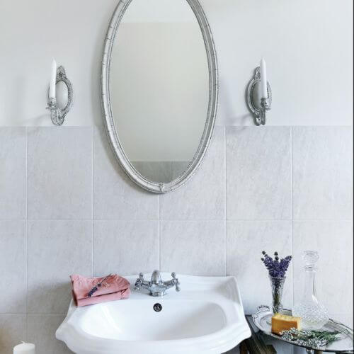 Jak urządzić wnętrze w stylu prowansalskim? Malowanymi antykami, tkaninami w pastelowych kolorach, starą ceramiką, kwitnącą