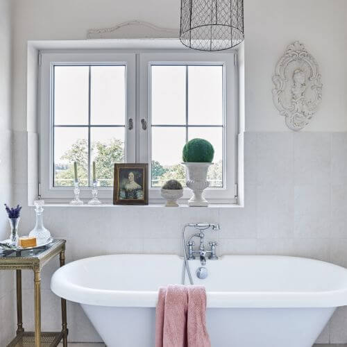 Jak urządzić wnętrze w stylu prowansalskim? Malowanymi antykami, tkaninami w pastelowych kolorach, starą ceramiką, kwitnącą