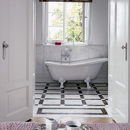 Łazienka wyłożona marmurem. Willa wśród hortensji