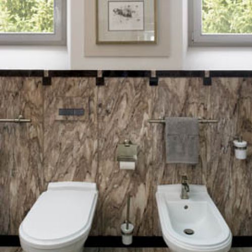 Łazienka z marmuru połyskującego drobinkami miedzianej miki.