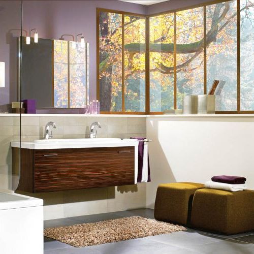 Łazienka z widokiem na las. Podwójna umywalka Loop kosztuje od 3159 zł. Za wiszącą szafkę Central Line zapłacimy od