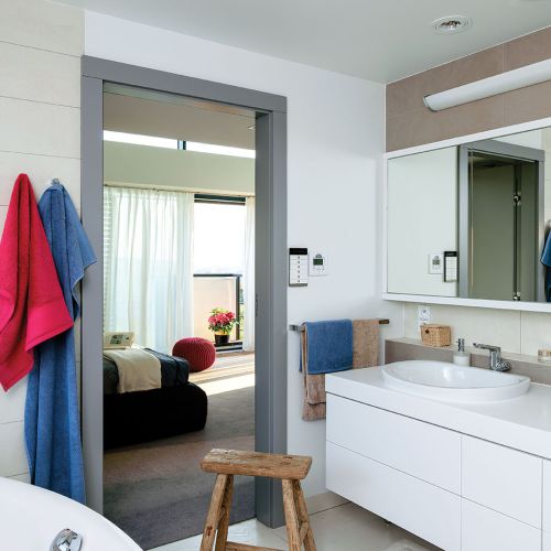 Amerykańska stylizacja z dwoma umywalkami w domu pod Kielcami.