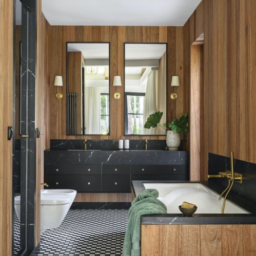 czarna łazienka z drewnem