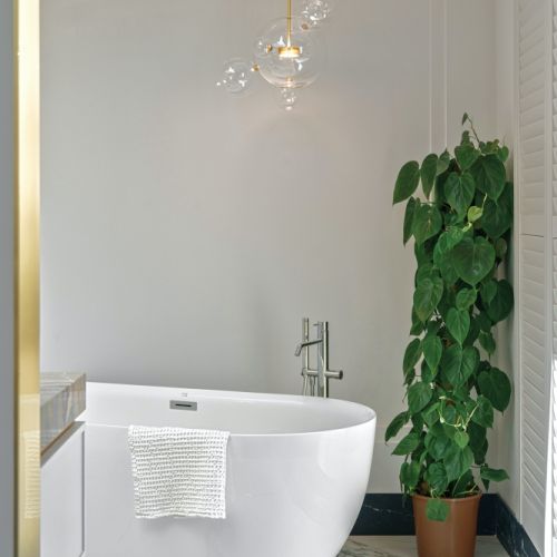 łazienka z wanną w mieszkaniu w bloku