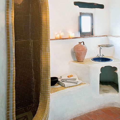 Łazienka hiszpańska w tradycyjnej chacie w Andaluzji. Wykorzystano wodoodporny tynk robiony na wzór mineralnej zaprawy