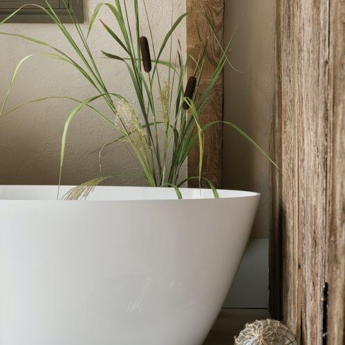 łazienka z drewnem z rozbiórki