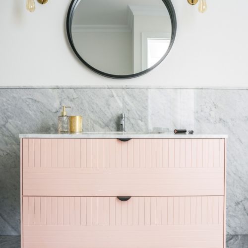 Doskonałe połączenie: francuski szyk i polskie rzemiosło w apartamencie