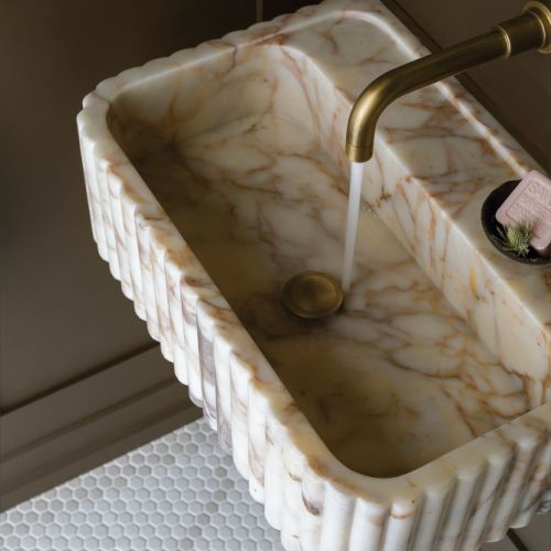 marmurowa umywalka w łazience