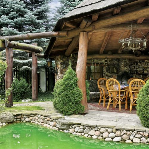 Letni pokój nad stawikiem. Ogród urządzony z pasją