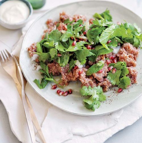 Libański tatar z sałatką z ziół i owocem granatu