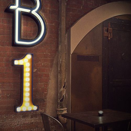 Litery, numery i symbole - lampy w takich formach proponuje portugalska firma Delightfull.