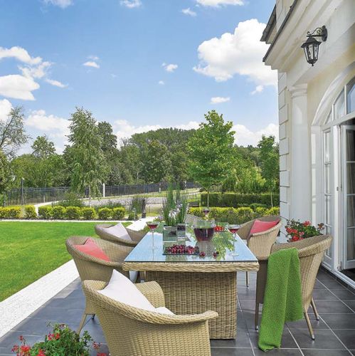 lniane poduszki są z Nap, zielony koc to House More. pelargonie właściciele kupili w