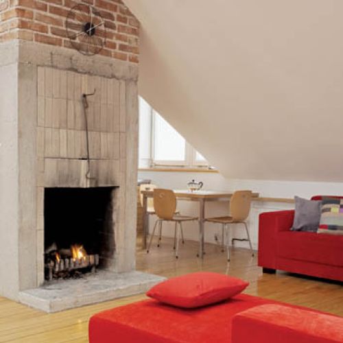 Loft wysoki na trzy metry – industrialny, ale bardzo przytulny dzięki drewnianym dodatkom.