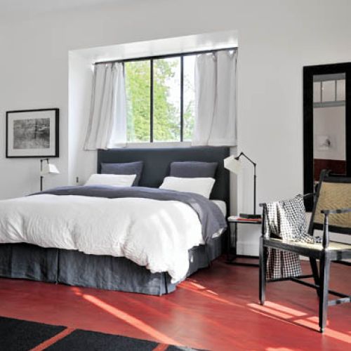 Łóżko do gościnnej sypialni Sara zaprojektowała sama, krzesło kupiła w hiszpańskim sklepie Becara.