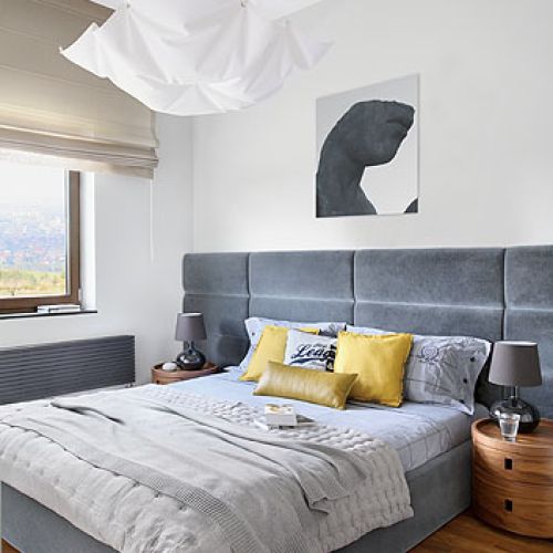 Łóżko i szafki zaprojektowała Diana Sarna. Lampa jak parasolka - Luci z firmy Lika.