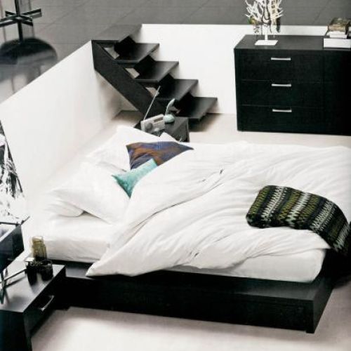 Łóżko Limo ma ramę z dębowego forniru barwionego na czarno. Cena - 3232 zł (bez stelaża i materaca). Do