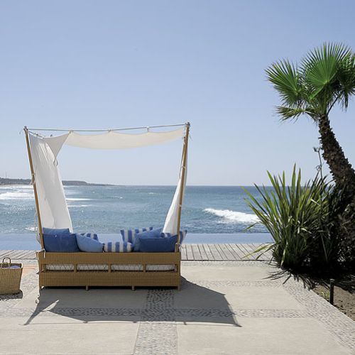 Łóżko plażowe, z którego można podziwiać fale.