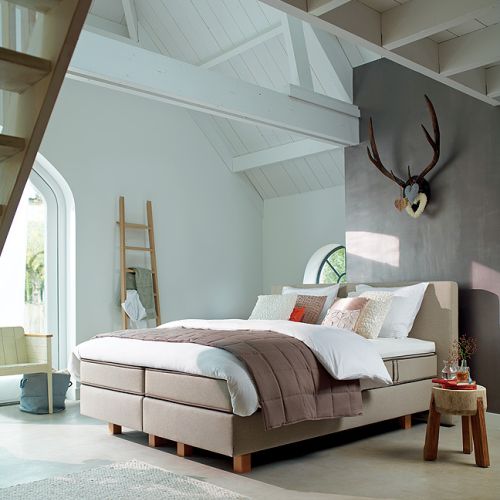 Łóżko typu boxspring (na drewnianej skrzyni wypełnionej sprężynami), Auping, od 30 000 zł, Łóżka prawdziwe