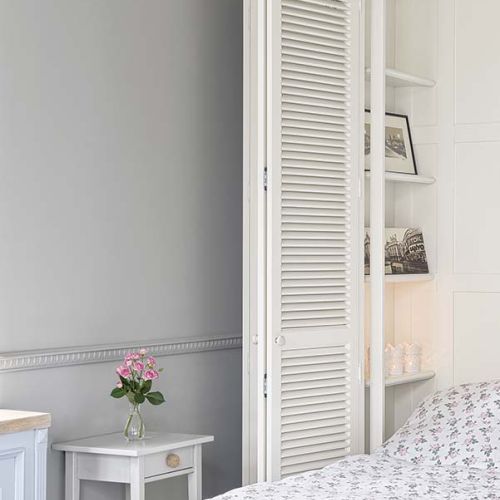 Łóżko ukryte jest w szafie. Niewielkie mieszkanie w sopockiej kamienicy