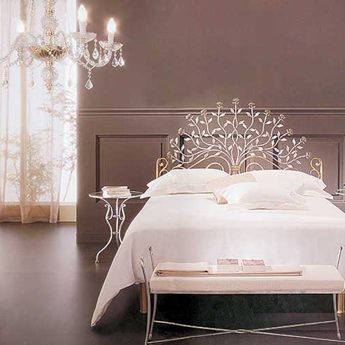 Łóżko w kolorze złotym lub srebrnym - 7650 zł. Ława - 1700 zł. Stolik nocny (średnica 49 cm, wysokość