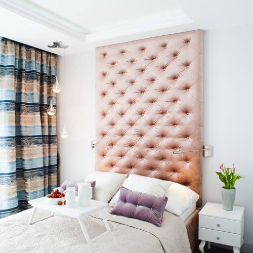 łóżko w sypialni według projektu Arkadiusza Grzędzickiego . Tkanina na wezgłowie sprowadzana była z Włoch,