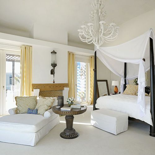 Łóżko z baldachimem wcale nie jest tu najwazniejsze. Leżąc na dormeuse od Ralpha Laurena, można