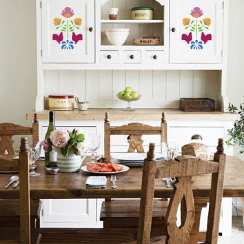 Ludowym motywem można ozdobić rustykalną kuchnię.