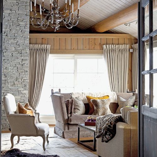 Ludwiki i stylowe kandelabry w krajobrazie skandynawskim pośród drewnianych ścian.