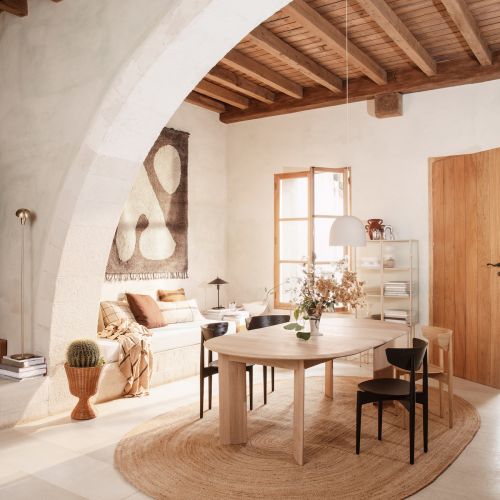 łuki na ścianie w salonie