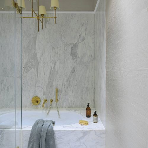 biała łazienka złote dodatki