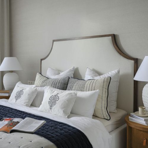 elegancka sypialnia beż i drewno